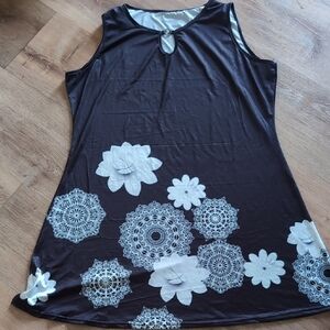 Black And White Sleeveless Tank Top with Decorative Pattern